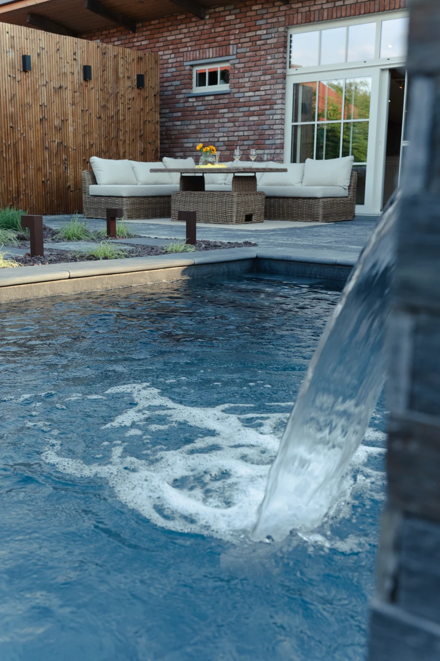 Piscine au sel chauffée à 32 degrés avec cascade