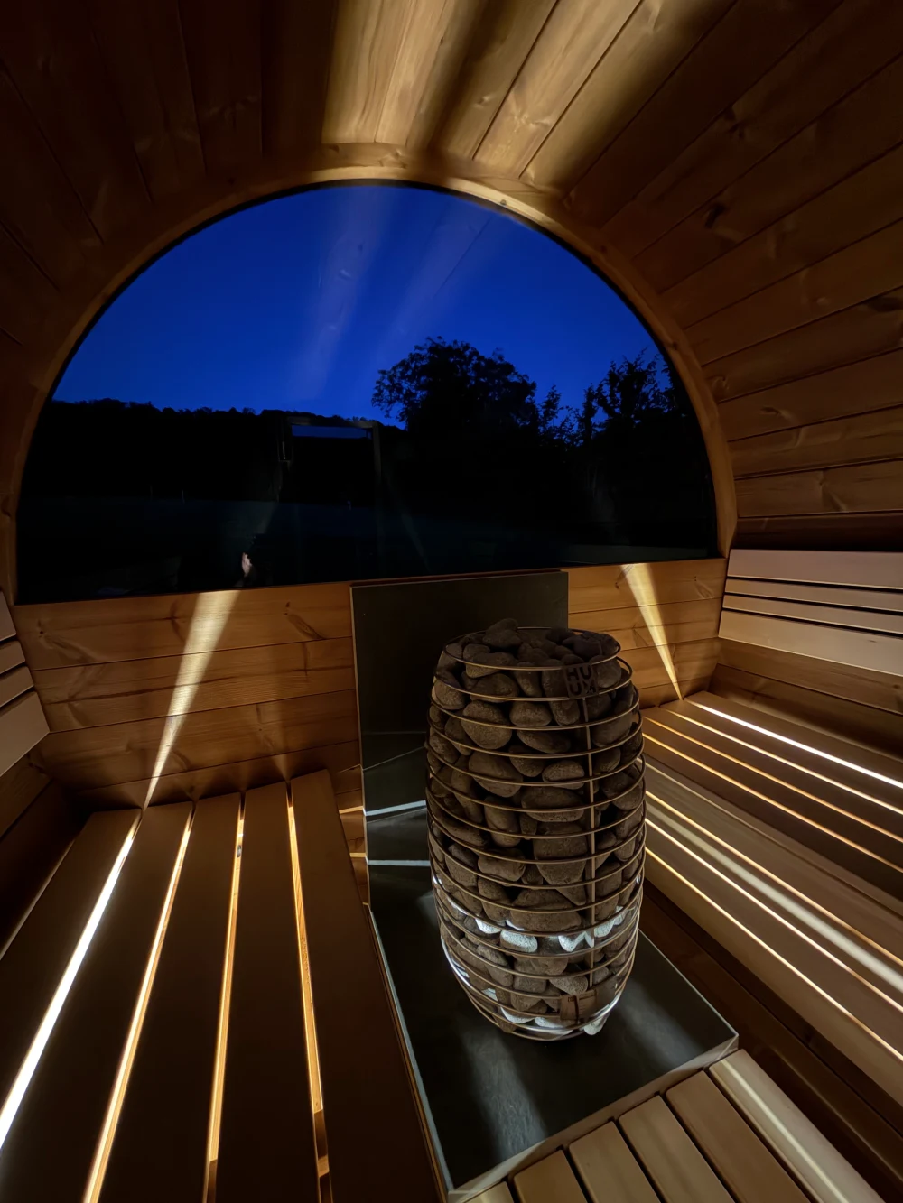 Sauna finlandais avec vue panoramique sur les bois