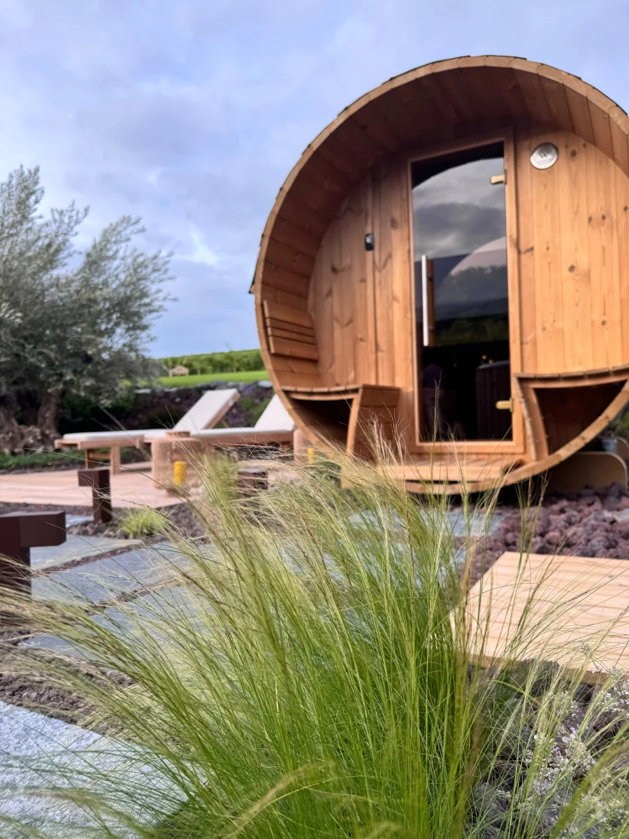 Sauna extérieur avec vue sur les bois
